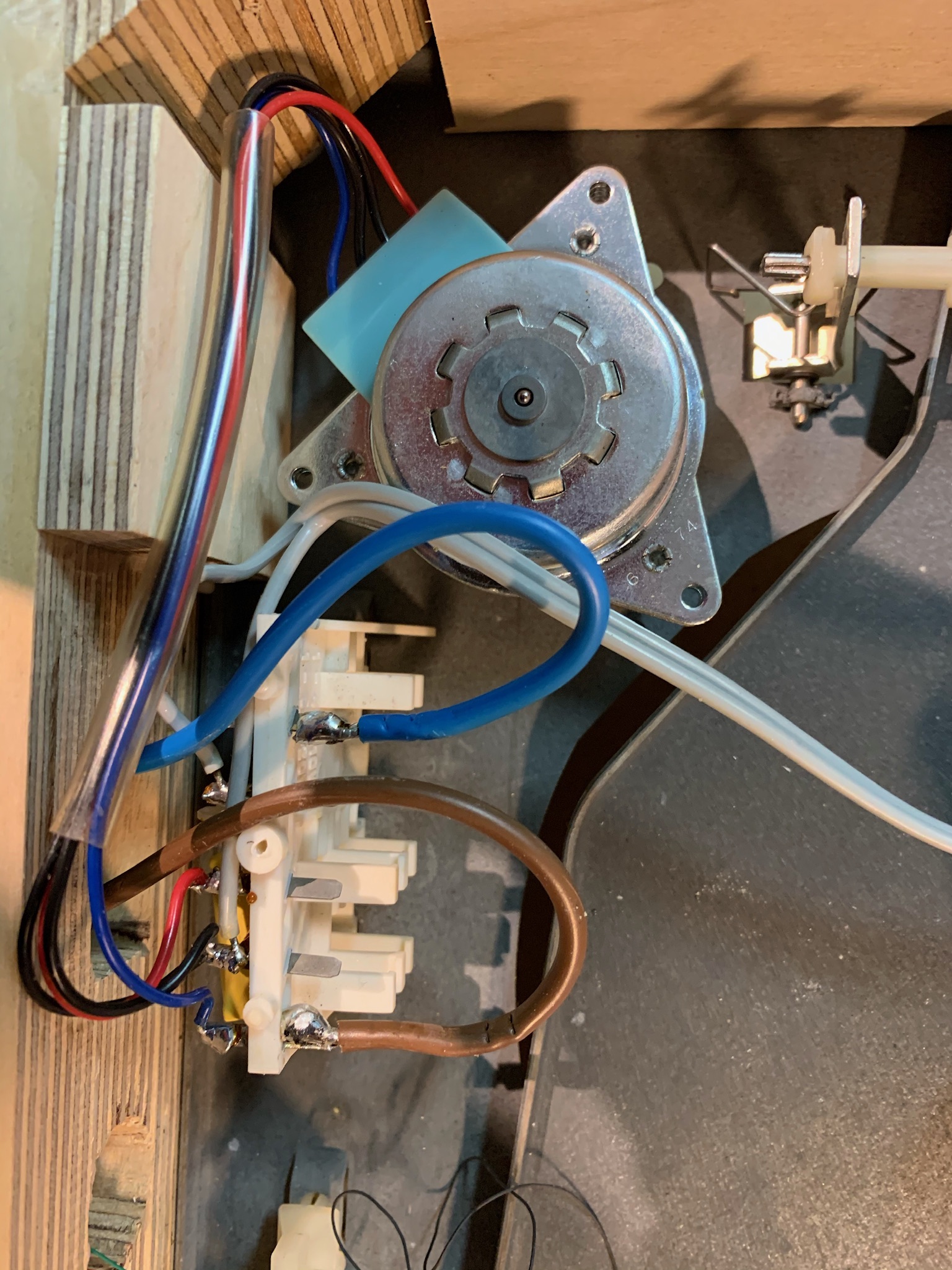 Power connections to the Thorens motor